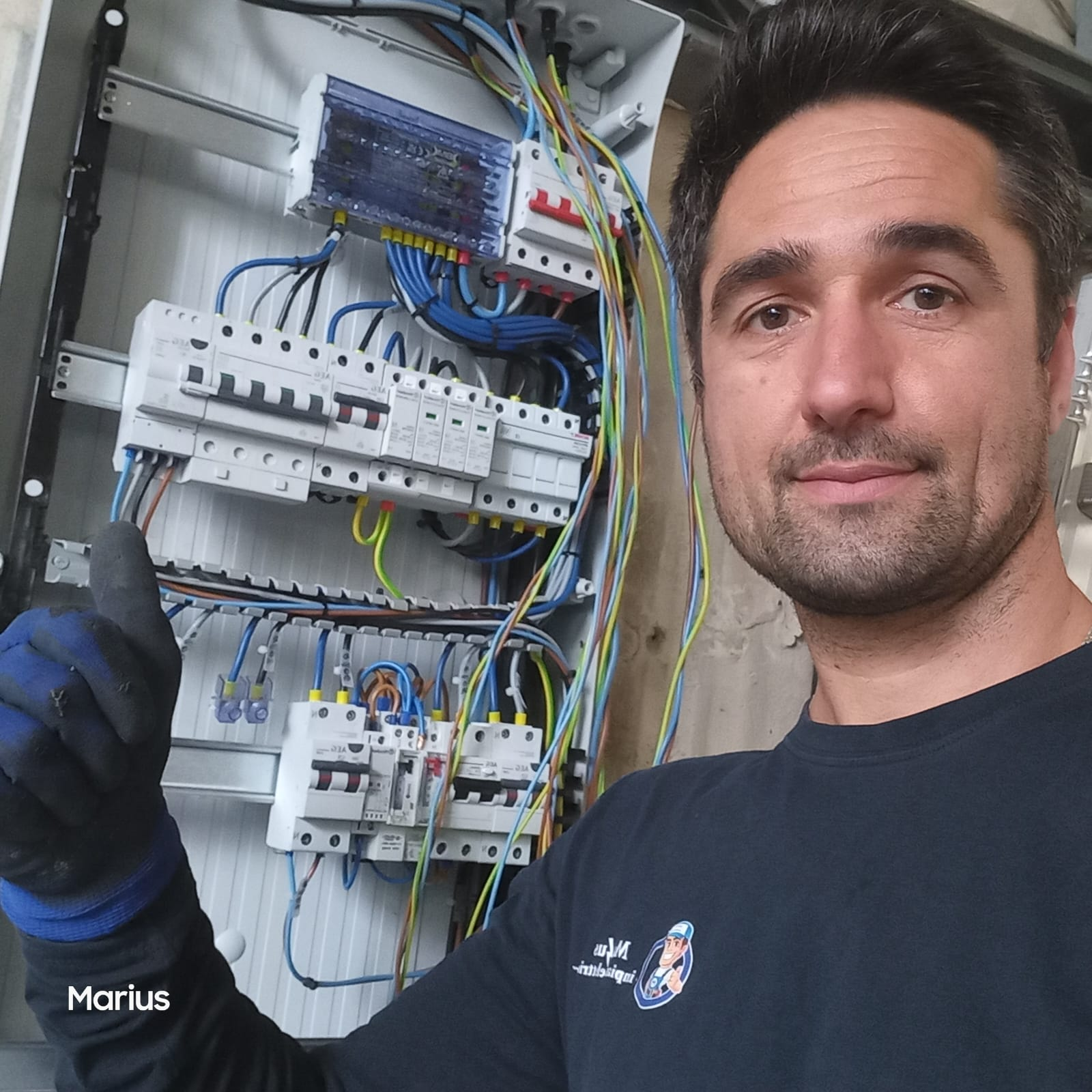 Tecnici al lavoro su impianto elettrico